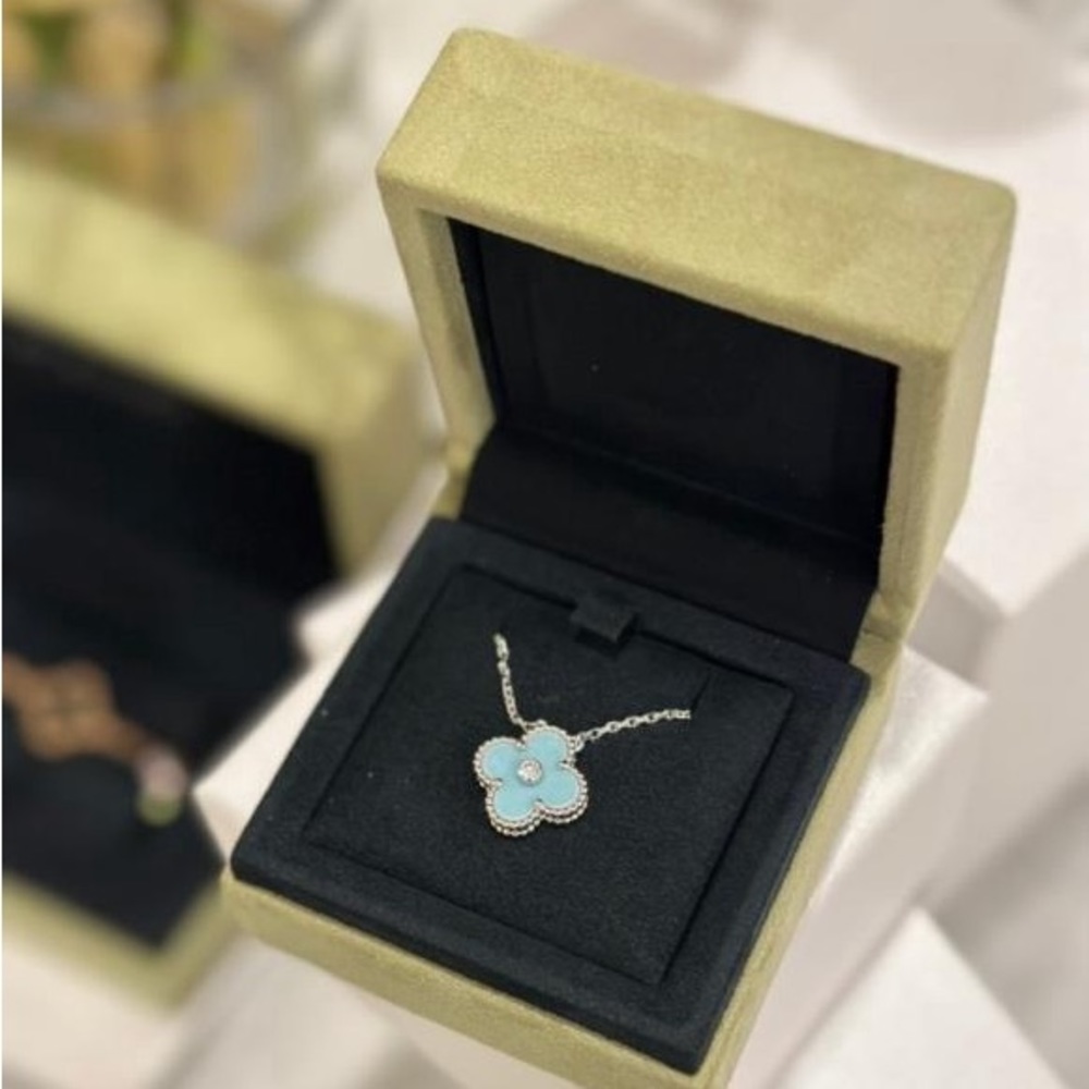 SOLD 🩷 Van cleef holiday 2022